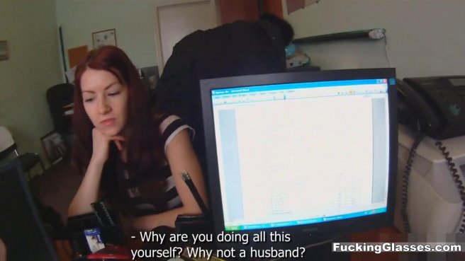 Девка ебется с программистом перед вебкамерой и кончает на бритой елде prew 2