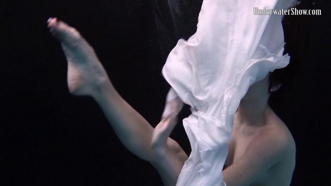 Модель в белом платье под водой позирует и светит писюлей и упругими сисями prew 6